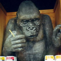Couche Tard à Granby, 2000 - Sculpture en styro foam recouvert de plâtre et patinée