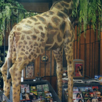 Couche Tard à Granby, 2000 - Sculpture en styro foam recouvert de plâtre et patinée