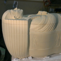NIGHT AT THE MUSEUM 2014-SARCOPHAGE DU FILS DU PHARAON - Sculpture directe dans l'uréthane rigide ou sign foam. Voici Gerald D'Onofrio mon partenaire pour cette sculpture