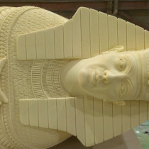 NIGHT AT THE MUSEUM 2014-SARCOPHAGE DU FILS DU PHARAON - Sculpture directe dans l'uréthane rigide ou sign foam, forme de base coupé à la CNC ou mécaniquement